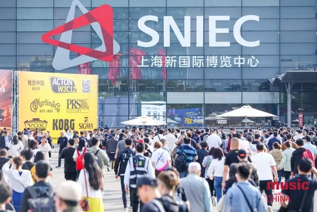 Ir atklāta Ķīnas starptautiskā mūzikas instrumentu izstāde, un uzzied dažādi ...